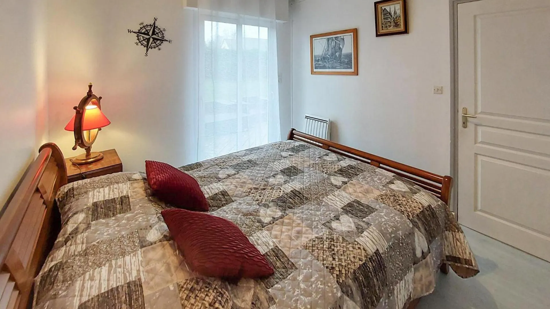 Amazing Home In Gouesnach With Kitchen Prázdninový dům